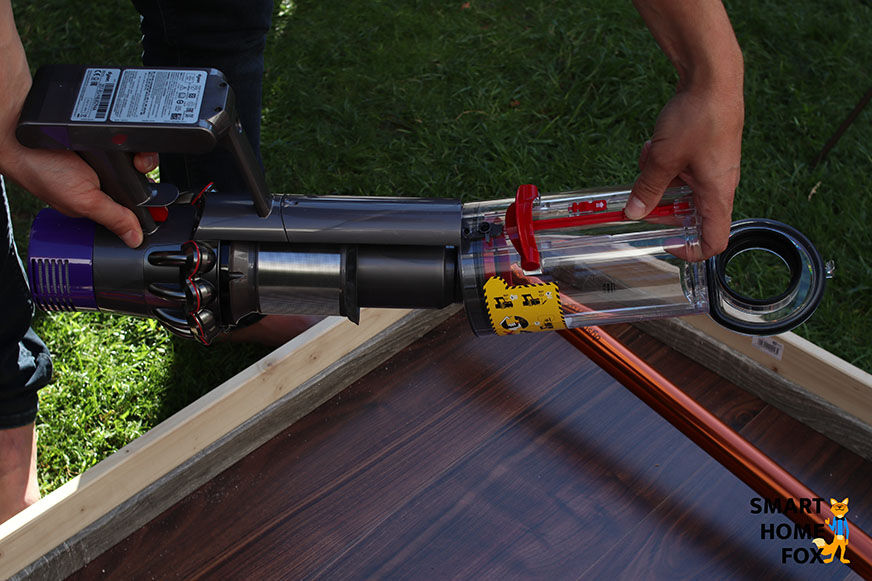 отсоединение контейнера для грязи